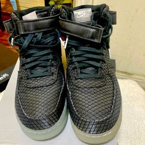 Nike Air Force One mid 07 LV8 size 11 black /. Black-white noir /Blanc/noir